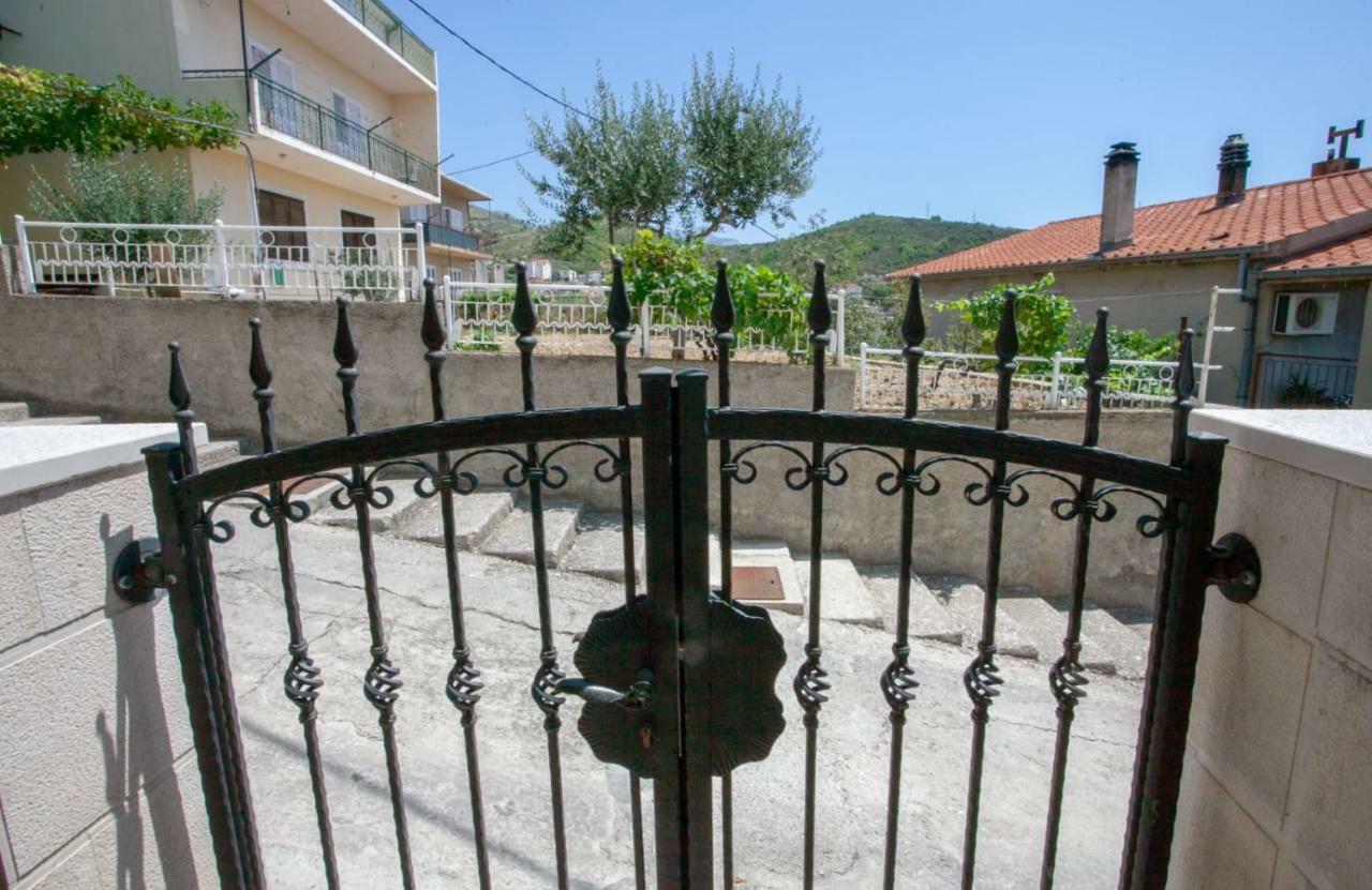Appartamento Dispet Dugi Rat Esterno foto